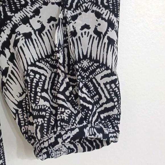 PETER NYGARD black & white cold-shoulder blouse. Button close. Size 6. NWT - Picture 5 of 16